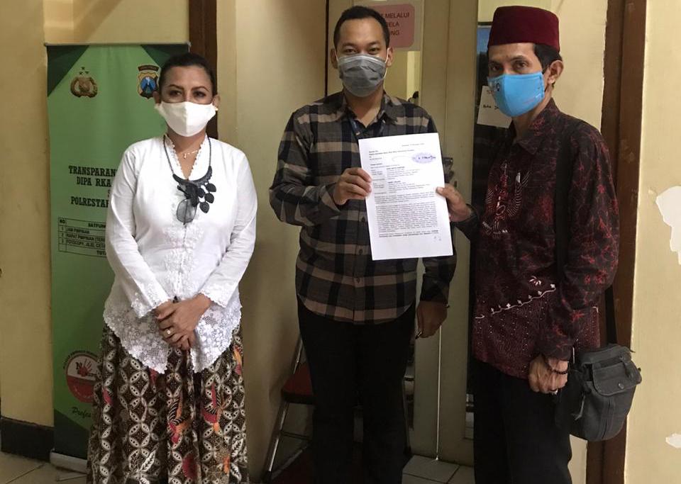 Warga yang melaporkan dugaan BNPB ke Polrestabes Surabaya. (Foto: Istimewa)