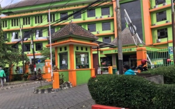 Tampak depan gedung yang dijadikan ruang isolasi di RSSA Kota Malang (Foto: Lalu Theo/Ngopibareng.id)