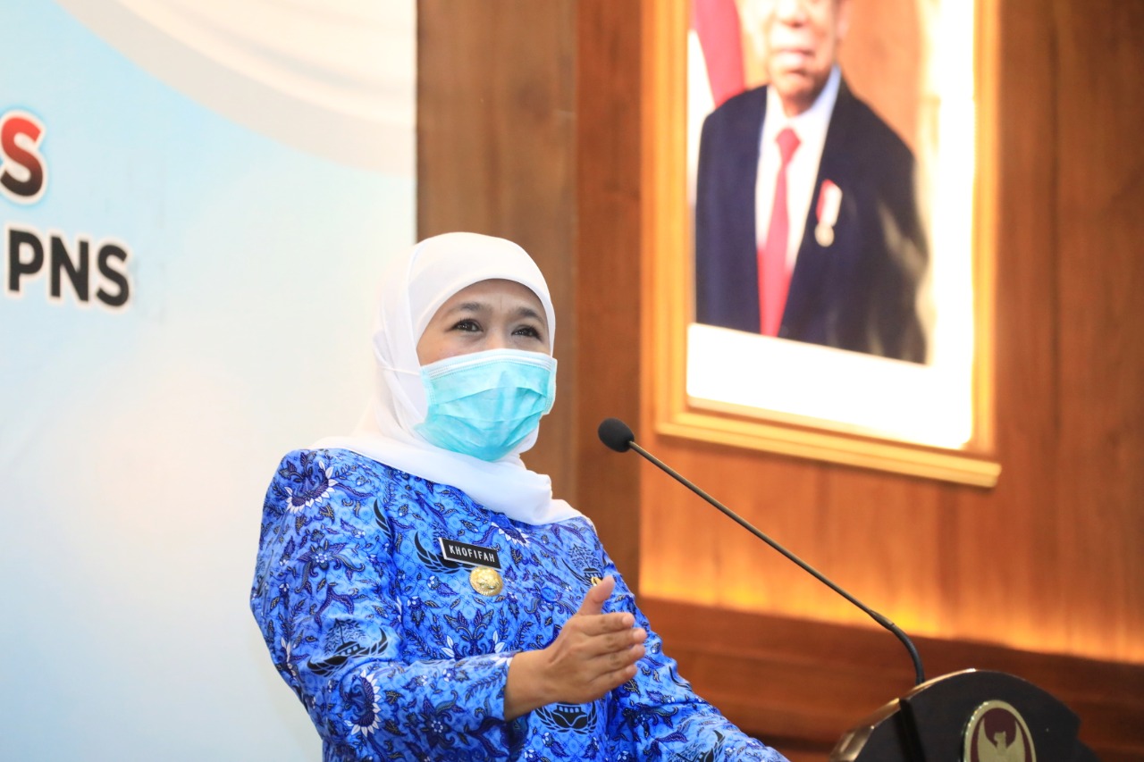 Gubernur Jatim, Khofifah Indar Parawansa, dalam upacara peringatan HUT Korpri ke-49 di Gedung Negara Grahadi, Surabaya, Minggu 29 November 2020. 