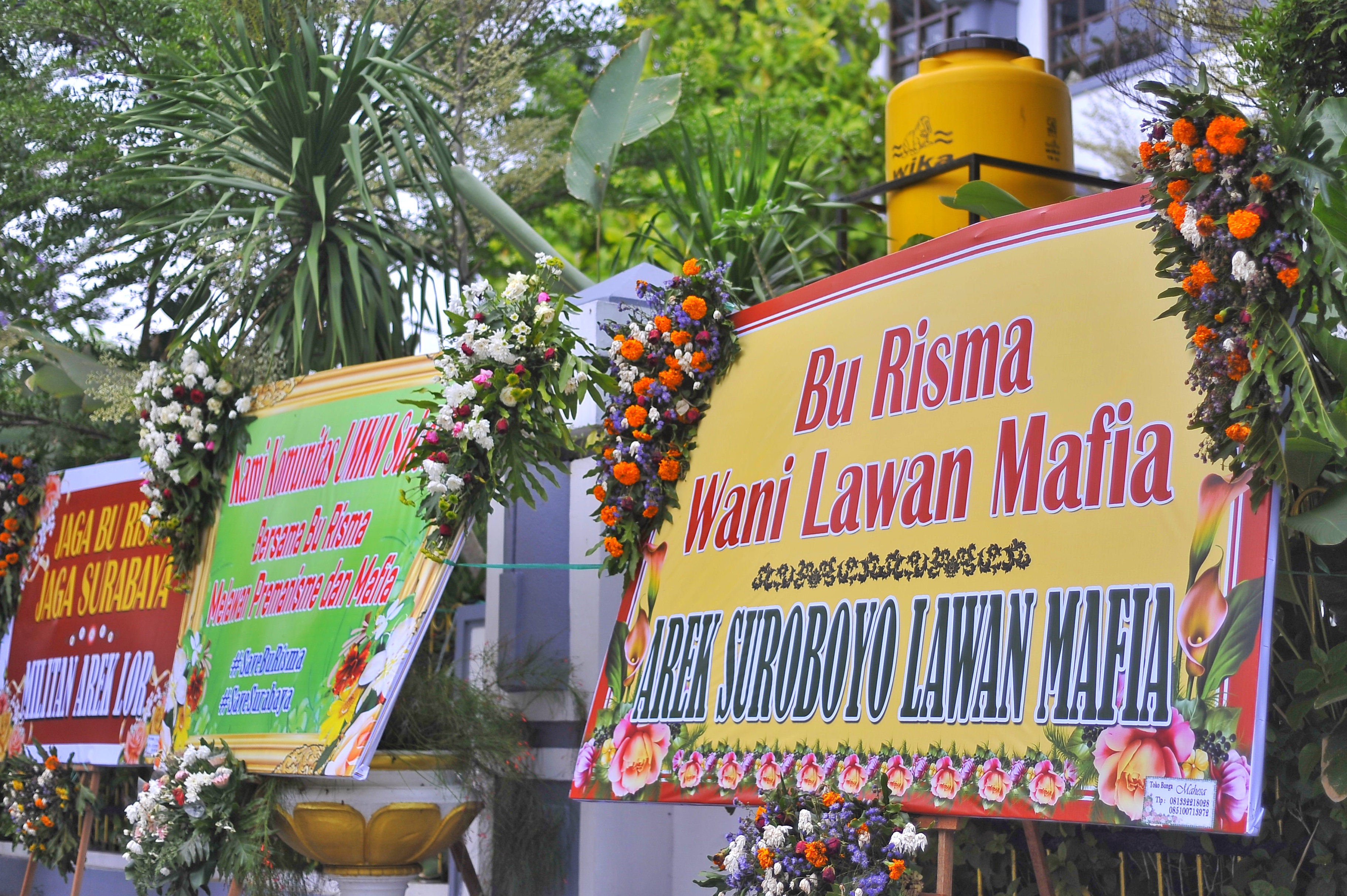 Salah satu karangan bunga yang dikirimkan ke Balaikota Surabaya. (Foto: Istimewa)