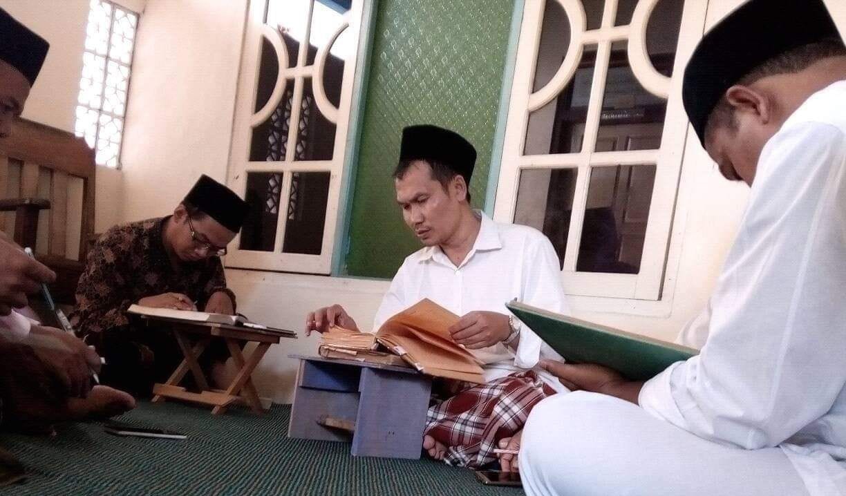 KH Ahmad Bahauddin Nursalim (Gus Baha) ketika mengaji bersama para santri. (Foto: Istimewa)