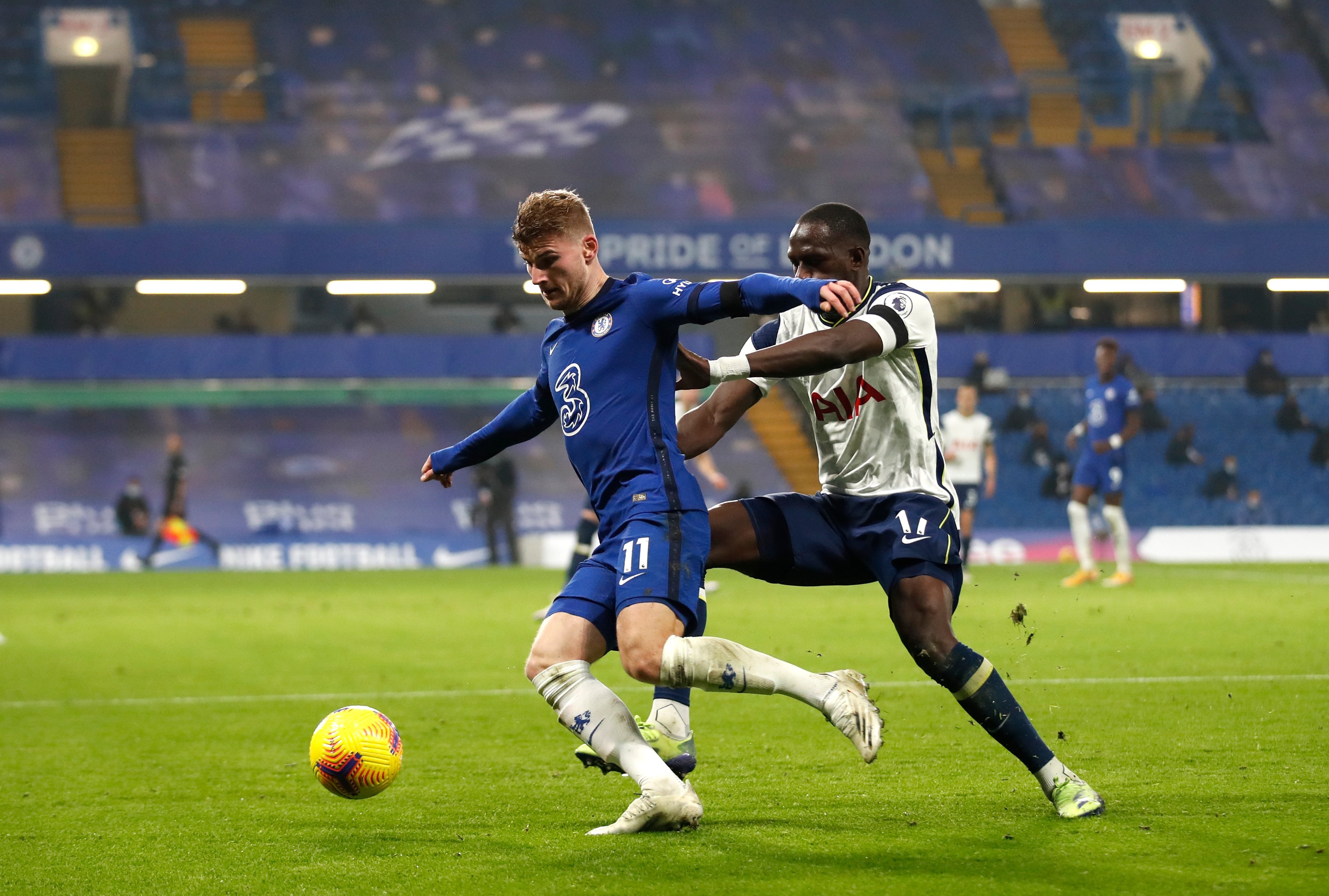 Penyerang Chelsea, Timo Werner ditempel ketat gelandang bertahan Tottenham, Moussa Sissoko. (Foto: Twitter/@ChelseaFC)