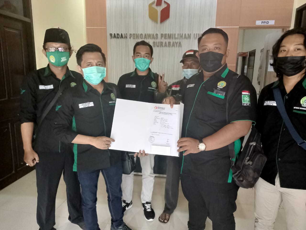 Ketua DKC Garda Bangsa Surabaya, Mahfudz ketika mengirimkan laporan ke Bawaslu Surabaya. (Foto: Alief Sambogo/Ngopibareng.id)