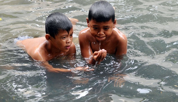 Anak-anak Betawi masih bermain di sungai kecil atau kalenan. (Foto: Istimewa)