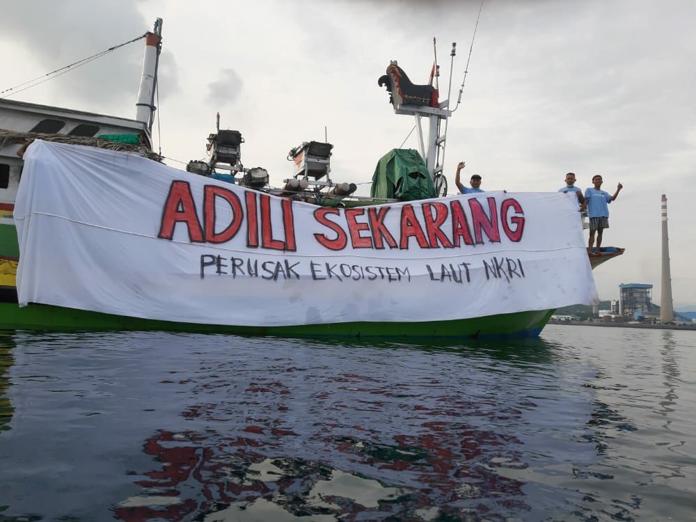 Aktivitis lingkungan saat berdemonstrasi di perairan laut di dekat PLTU Paiton, Kabupaten Probolinggo. (foto: Ikhsan Mahmudi/Ngopibareng.id)