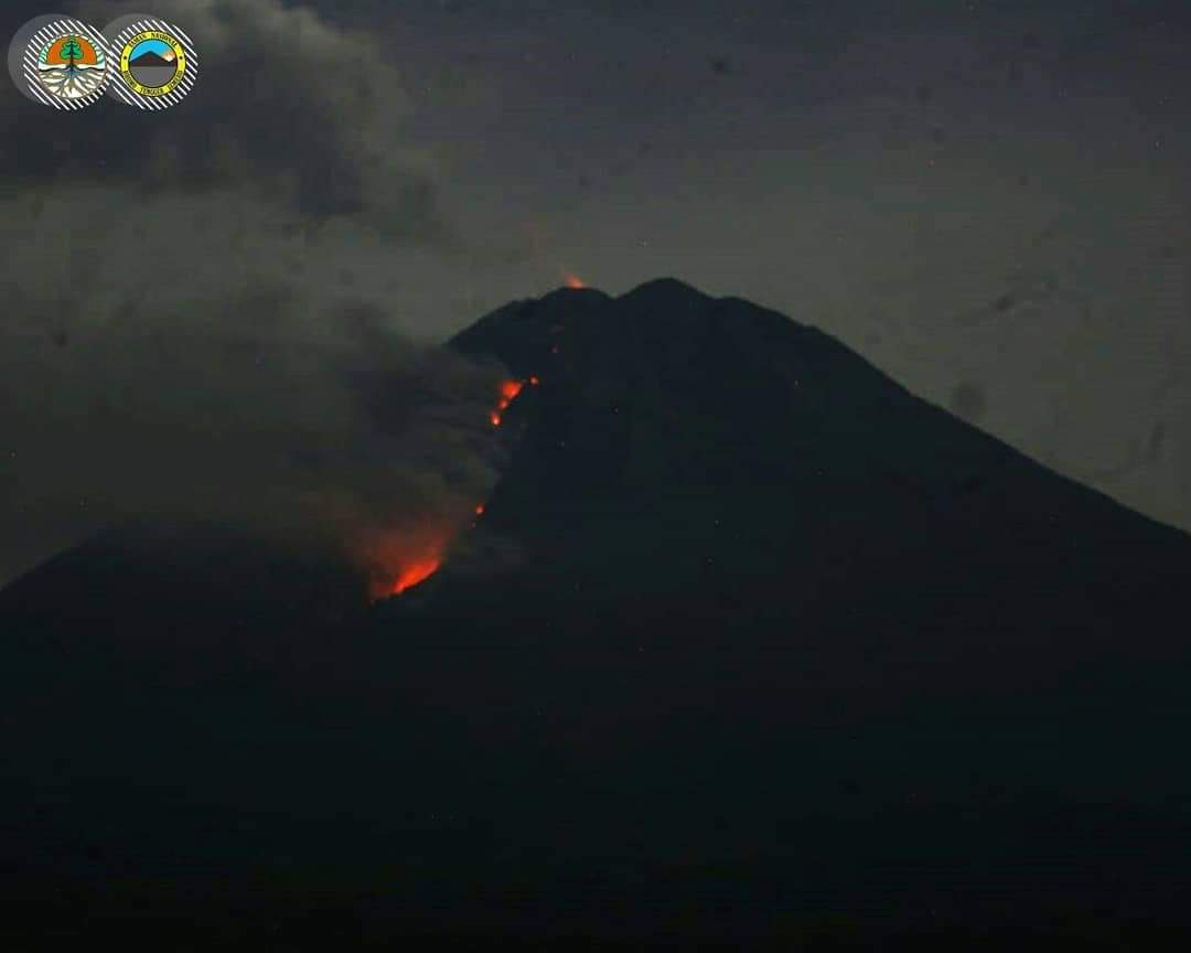 Pantauan aktivitas vulkanik Gunung Semeru yang masih mengeluarkan lava pijar (Foto: BB TNBTS)