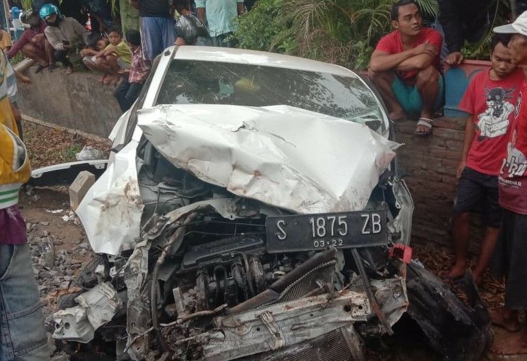 Honda Brio ringsek setelah disasak KA Sritanjung di perlintasan KA tanpa palang pintu di Kota Probolinggo. (foto: Ikhsan Mahmudi/ngopibareng.id)