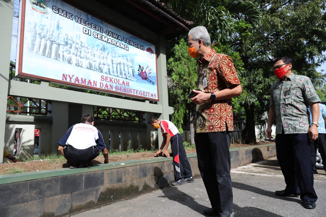 Gubernur Jawa Tengah Ganjar Pranowo saat mengecek kesiapan sekolah tatap muka. (Foto: Istimewa)