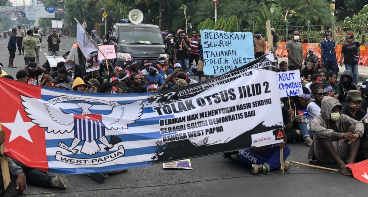 Mahasiswa Papua ketika gelar demo di depan Grahadi, Surabaya, Selasa, 1 November 2020 (Andhi Dwi/Ngopibareng.id)
