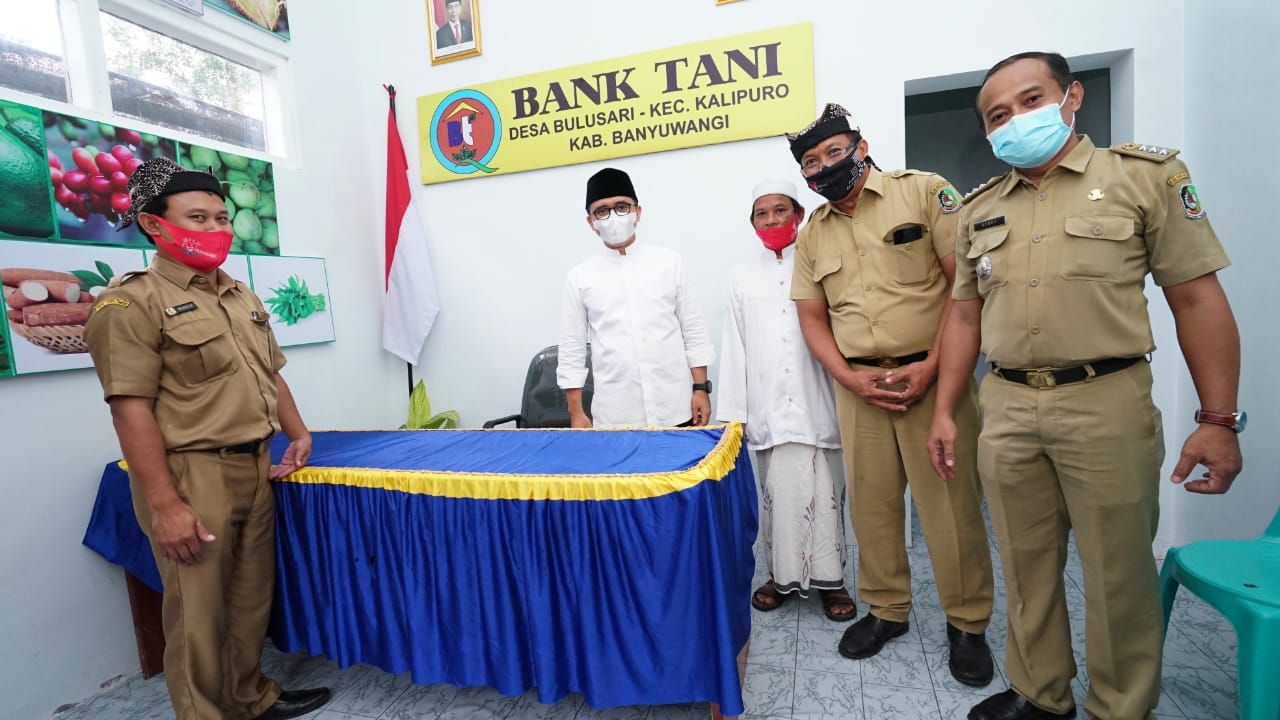 Bupati Banyuwangi Abdullah Azwar Anas meresmikan Bank Tani di Desa Bulusari, Kecamatan Kalipuro, Banyuwangi, Jawa Timur. (Foto: Istimewa)