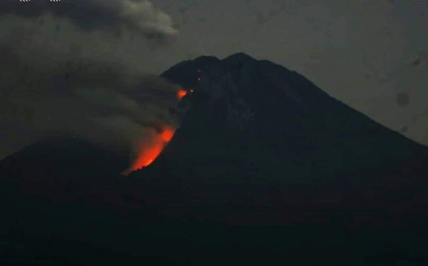 Penampakan lava pijar Gunung Semeru, pada Minggu 29 November 2020. (Foto: Dok. BB TNBTS)
