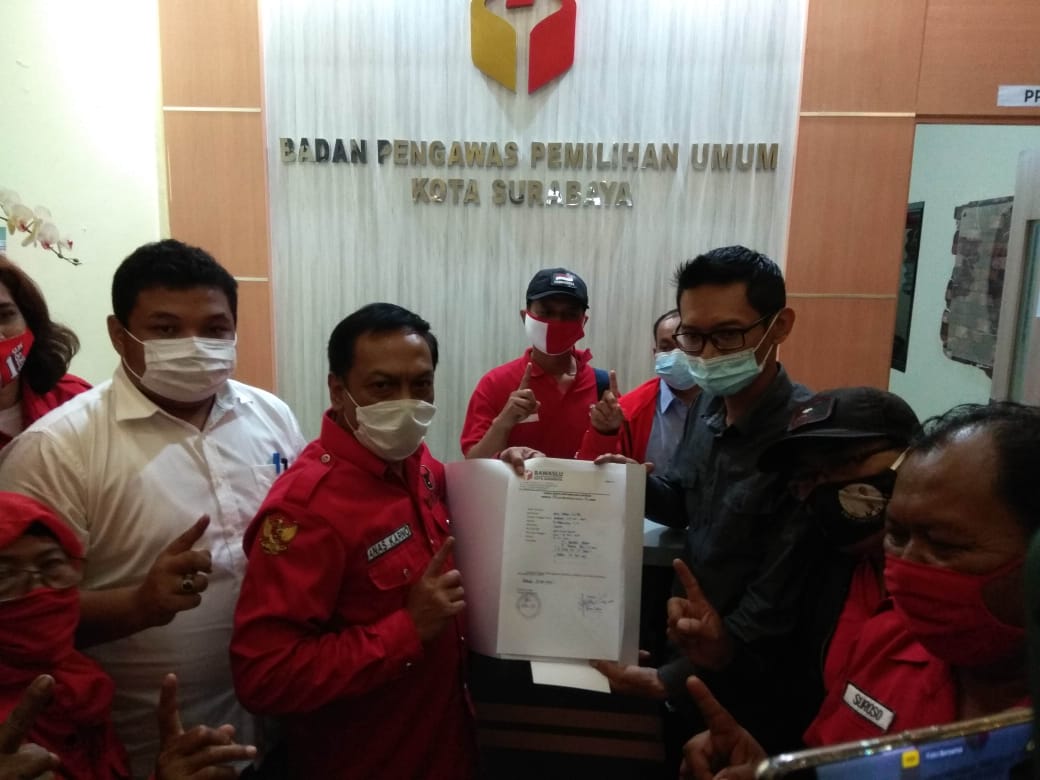 Anas Karno dan kader PDI Perjuangan Kota Surabaya melaporkan pelanggaran kampanye ke Bawaslu. (Foto: Istimewa)