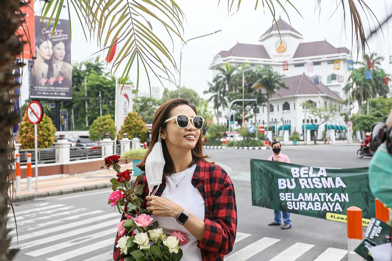 Para milenial muda yang membagikan bunga mawar kepada pengendara di Jalan Mayjend Sungkono. (Foto: Istimewa)