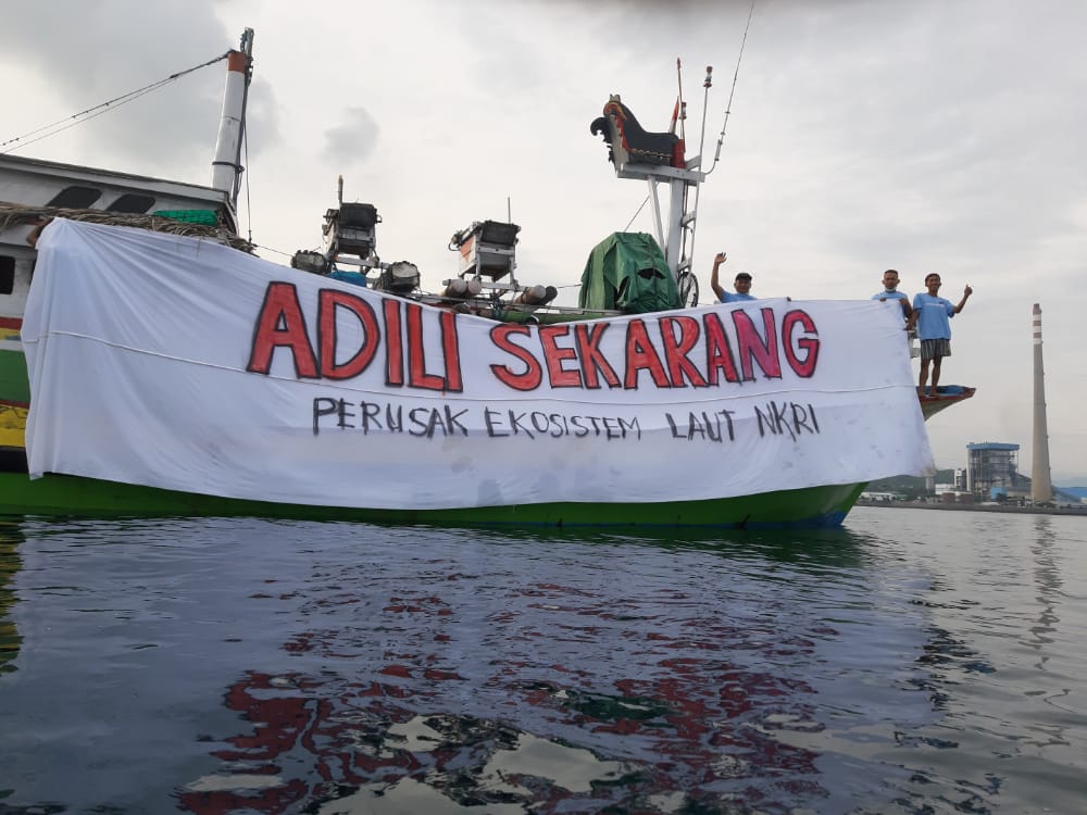 Aktivis lingkungan saat berunjuk rasa di peraian laut di kawasan PLTU Paiton, Kabupaten Probolinggo. (Foto: Ikhsan Mahmudi/Ngopibareng.id)