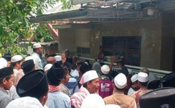 Puluhan massa mendatangi rumah ibunda Mahfud MD di Pamekasan. (Foto: Tangkapan video youtube) 