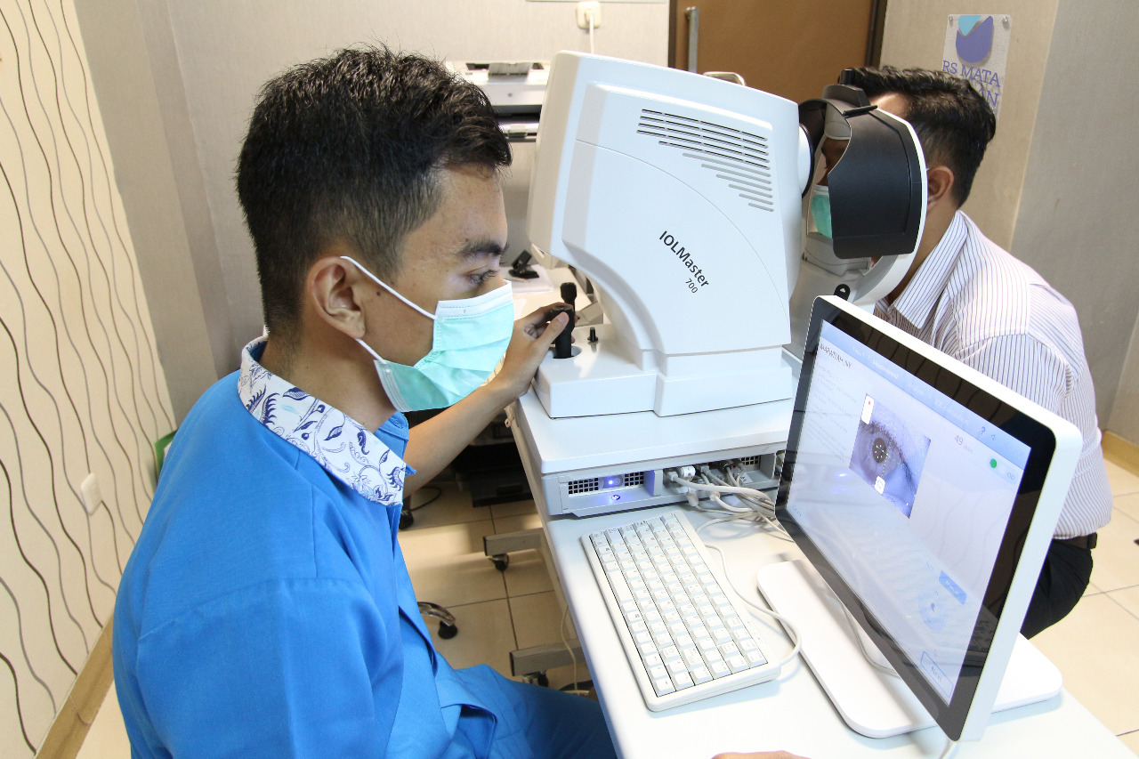 Pemeriksan sebelum melakukan pemasangan lensa IOL untuk kondisi mata katarak. (Foto: Dok RSMU)