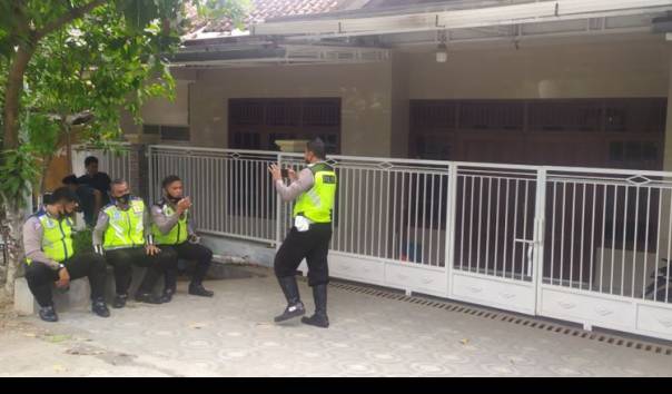 Sejumlah aparat polisi dari Polres Pameksan berjaga-jaga di depan rumah ibunda Mahfud MD. (Foto: Ant)