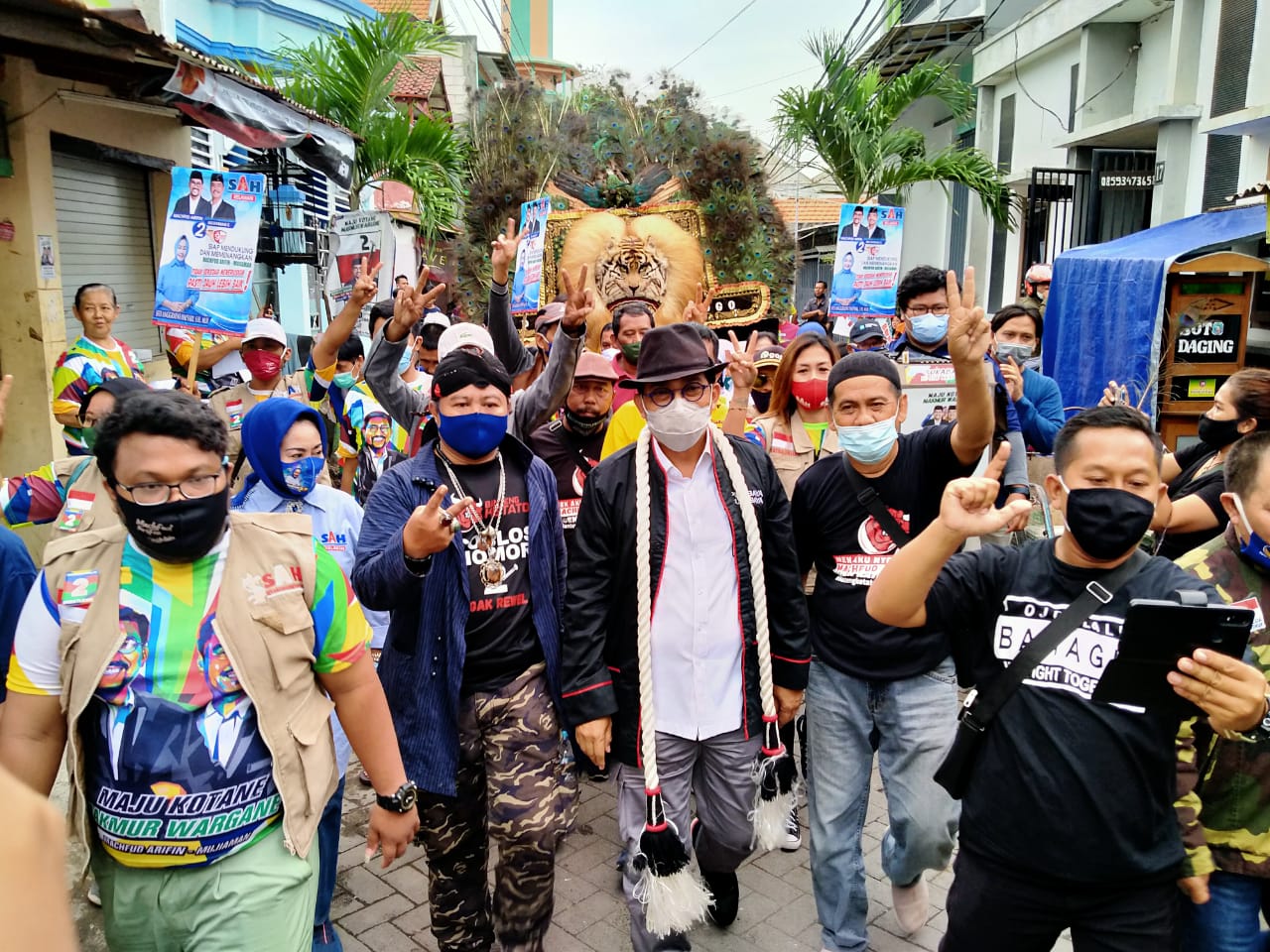 Cawali Surabaya, Machfud Arifin disambut antusias warga ketika safari di Jalan Wonorejo IV, Surabaya, Rabu 2 Desember 2020. (Foto: Fariz Yarbo/Ngopibareng.id)