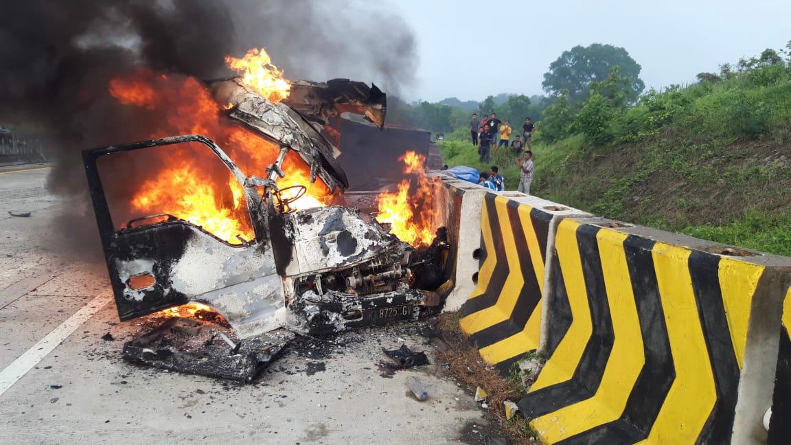 Mobil Elf terbakar pasca tabrakan dengan truk di KM 631 A Tol Madiun-Nganjuk, Kamis 3 Desember 2020 sekitar pukul 05.30 WIB. (Foto: Istimewa)