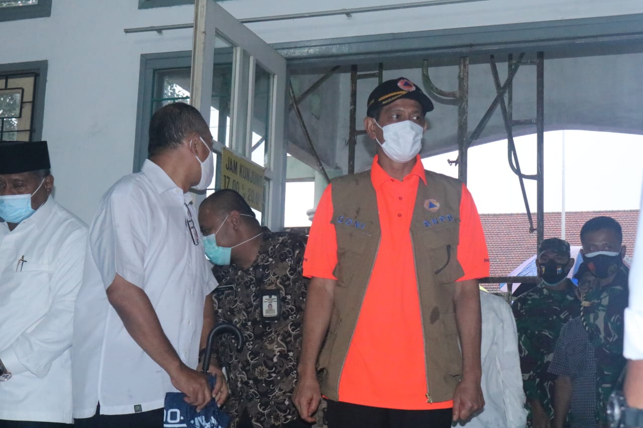 Ketua Satgas Covid-19, Letjen TNI Doni Monardo saat meninjau langsung pembangunan RS lapangan di Politeknik Kesehatan Malang (Foto: Lalu Theo/ngopibareng.id)