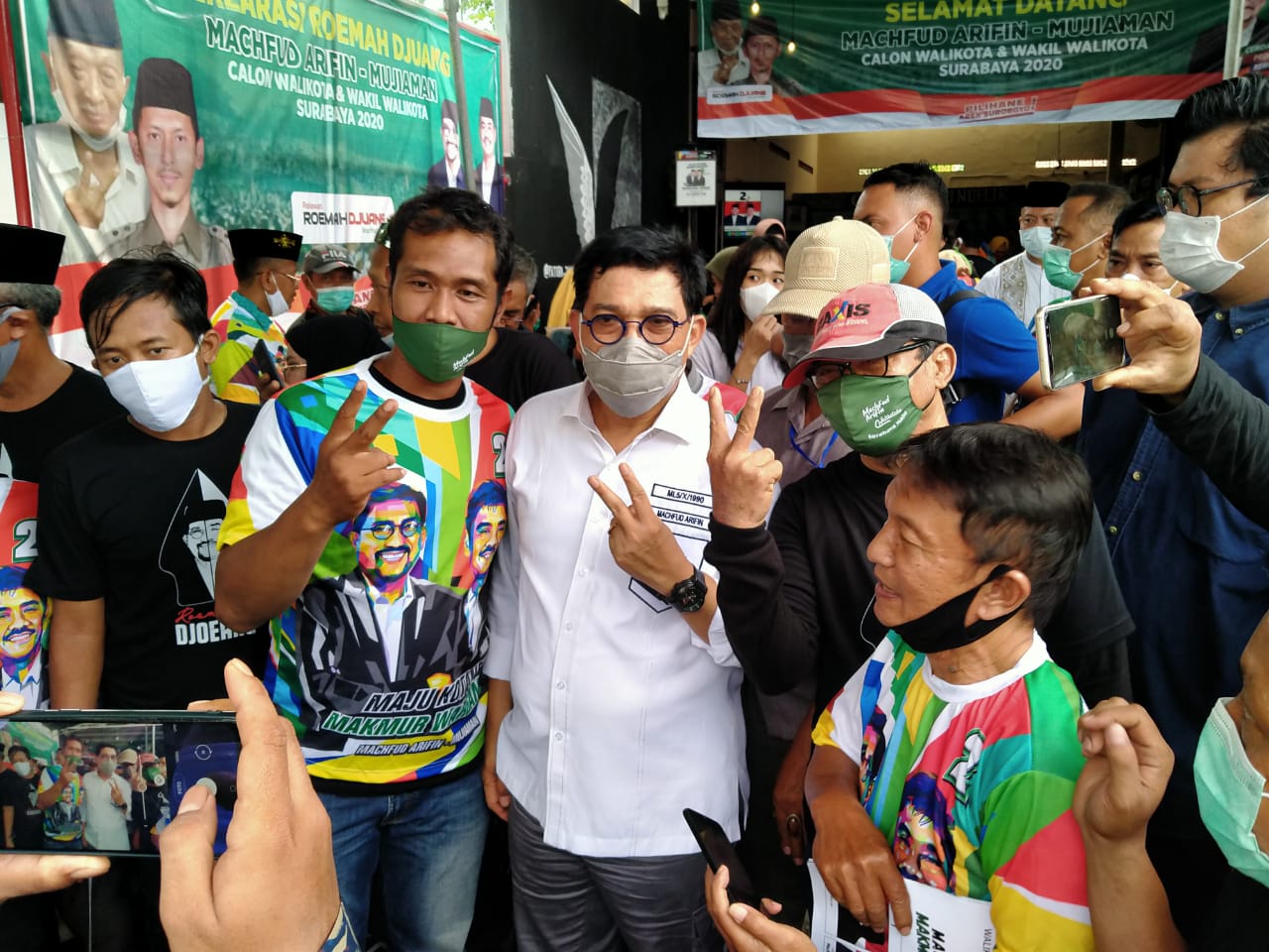 Cawali Surabaya, Machfud Arifin menerima permintaan foto bareng warga ketika peresmian Roemah Djuang di Kejawen Putih T, Surabaya, Kamis 3 Desember 2020. (Foto: Fariz Yarbo/Ngopibareng.id)