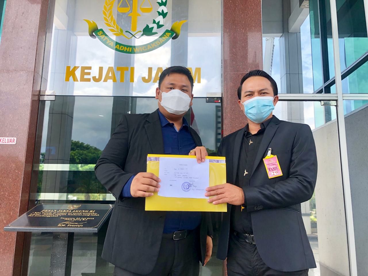 Kuasa Hukum Paslon MAJU menunjukkan tanda terima pelaporan Walikota Surabaya dan ASN Pemkot di Kejati Jatim, Surabaya, Kamis 3 Desember 2020. (Foto: Istimewa)
