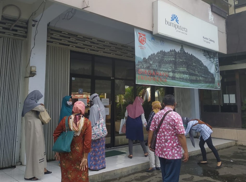 Nasabah asuransi Bumiputera mendatangi kantor cabang Trenggalek untuk tagih janji pelunasan klaim asuransi. (Foto: Istimewa)