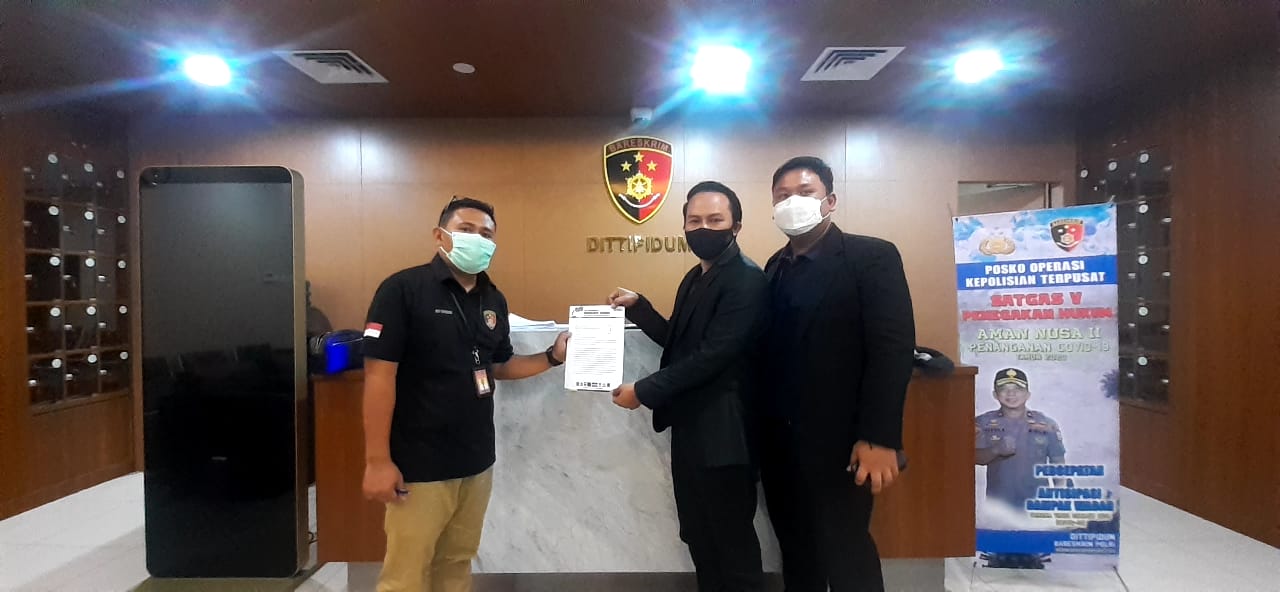 Kuasa Hukum MAJU, Sahid (tengah) menyerahkan laporan ke aparata Dirtipidum Bareskrim Polri. (Foto: Istimewa)