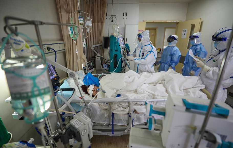 Ilustrasi paramedis saat menangani pasien Covid-19. (Foto: AFP)