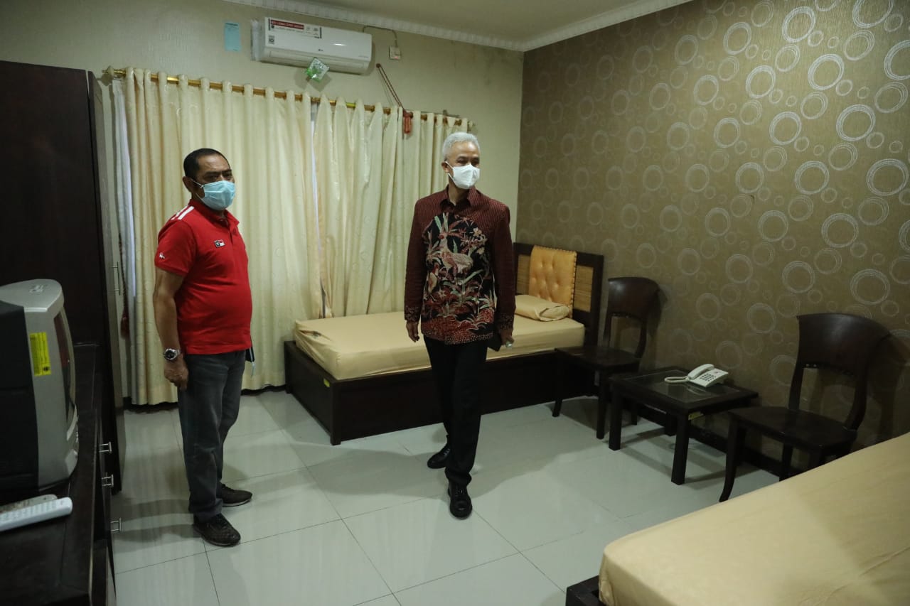 Gubernur Jawa Tengah Ganjar Pranowo didampingi Walikota Surakarta, FX Hadi Rudyatmo, meninjau kesiapan Asrama Haji Donohudan (AHD) menjadi tempat isolasi pasien Covid-19. (Foto: Dok. Pemprov Jateng)