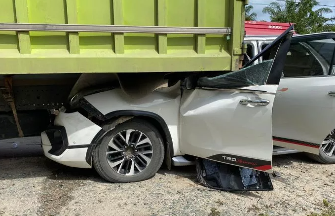 Mobil Wakil Ketua Dewan Perwakilan Daerah (DPD) RI, Mahyudin, Toyota Fortuner warna putih bernomor polisi B 1348 TJP ringsek tergencet truk fuso. (Foto: Istimewa)