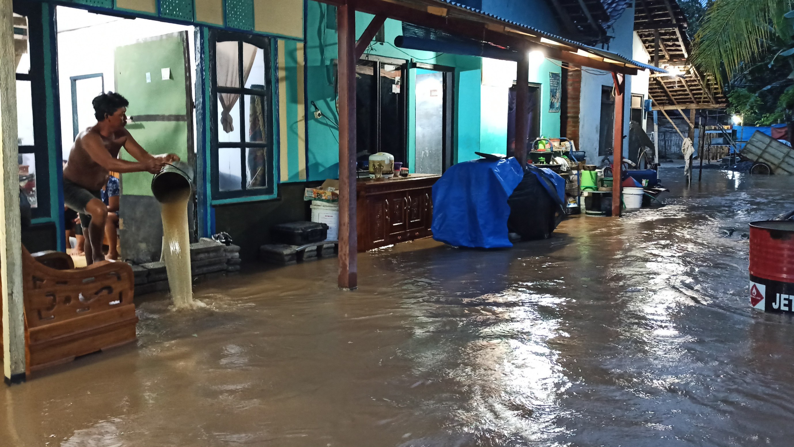 Luapan air sungai menggenangi rumah warga Lingkungan Wonosari, Kelurahan Sobo, Banyuwangi. (Foto: Muh Hujaini/Ngooibareng.id)