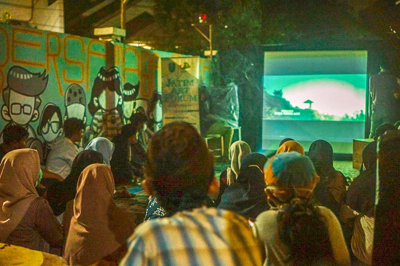 Suasana saat pemutaran film dalam rangkaian Jatim Art Forum 2020 di Sanggar Gresiknesia-Gresik. 