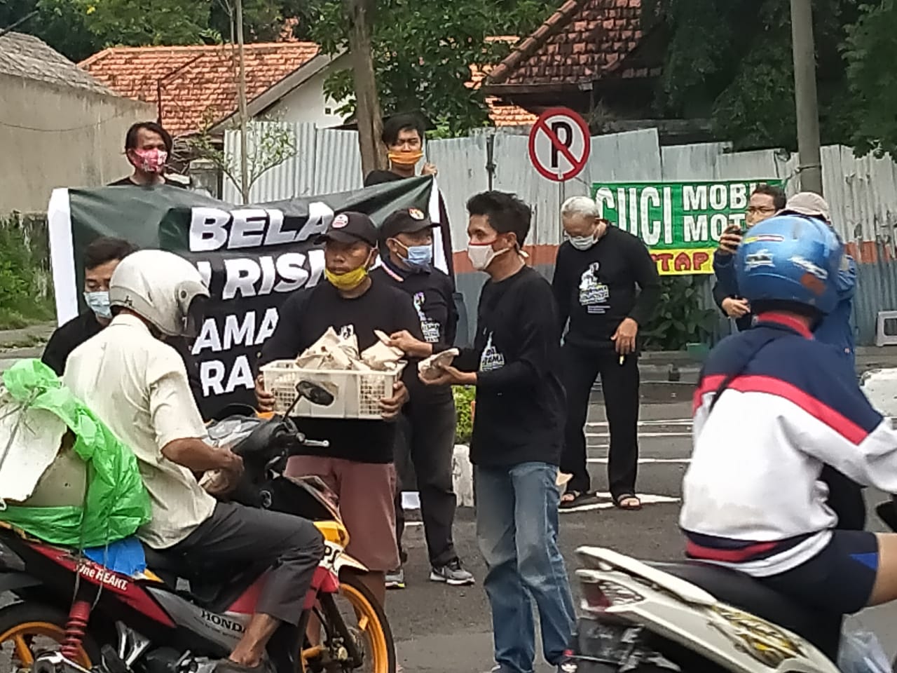 Aksi bagi-bagi nasi gratis bagi warga Surabaya. (Foto: Istimewa)