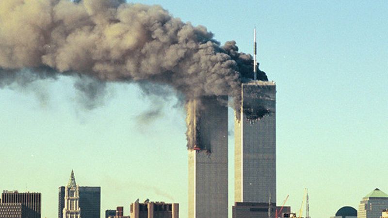 Menara kembar World Trade Center (WTC) yang terbakar usai aksi teror pada 11 September, 2011. (Foto: Flickr/YU-bim)