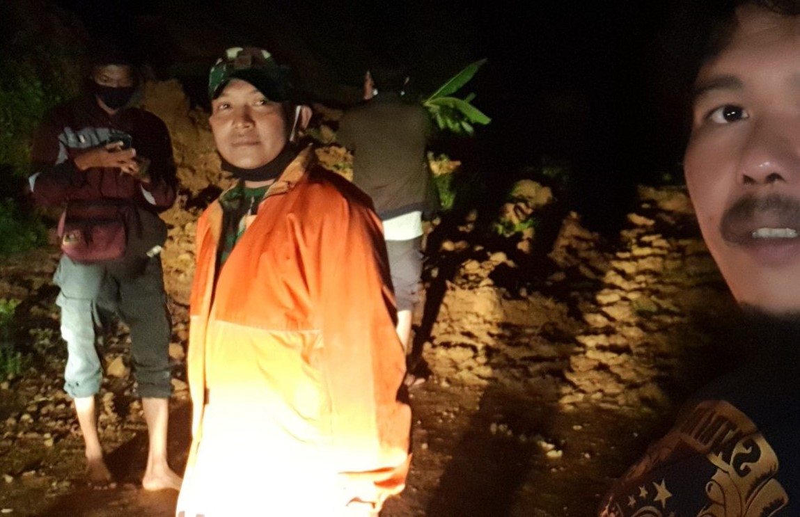 Danramil Sawahan, Kapten Arh Yono Priyono meninjau lokasi longsor, Sabtu, 5 Desember 2020 malam. (Foto: Istimewa)