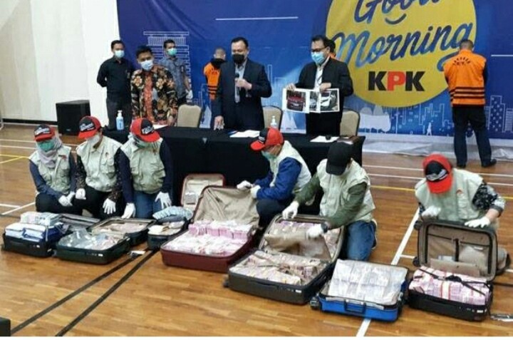 Koper-koper berisi uang yang berhasil disita oleh Komisi Pemberantasan Korupsi terhadap Menteri Sosial Juliari batubara. (Foto: KPK)