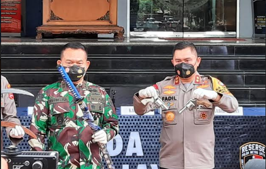 Kapolda Metro Fadil Imran bersama dengan Pangdam Jaya Mayjen TNI Dudung Abdurachman menunjukkan barang bukti yang digunakan untuk menyerang polisi. (Foto: Beritasatu.com)