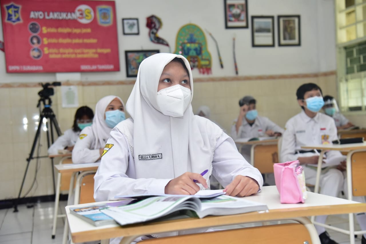 Pembelajaran tatap muka di tengah pandemi di SMP-SMP Surabaya. (Foto: Dinas pendidikan Kota Surabaya)