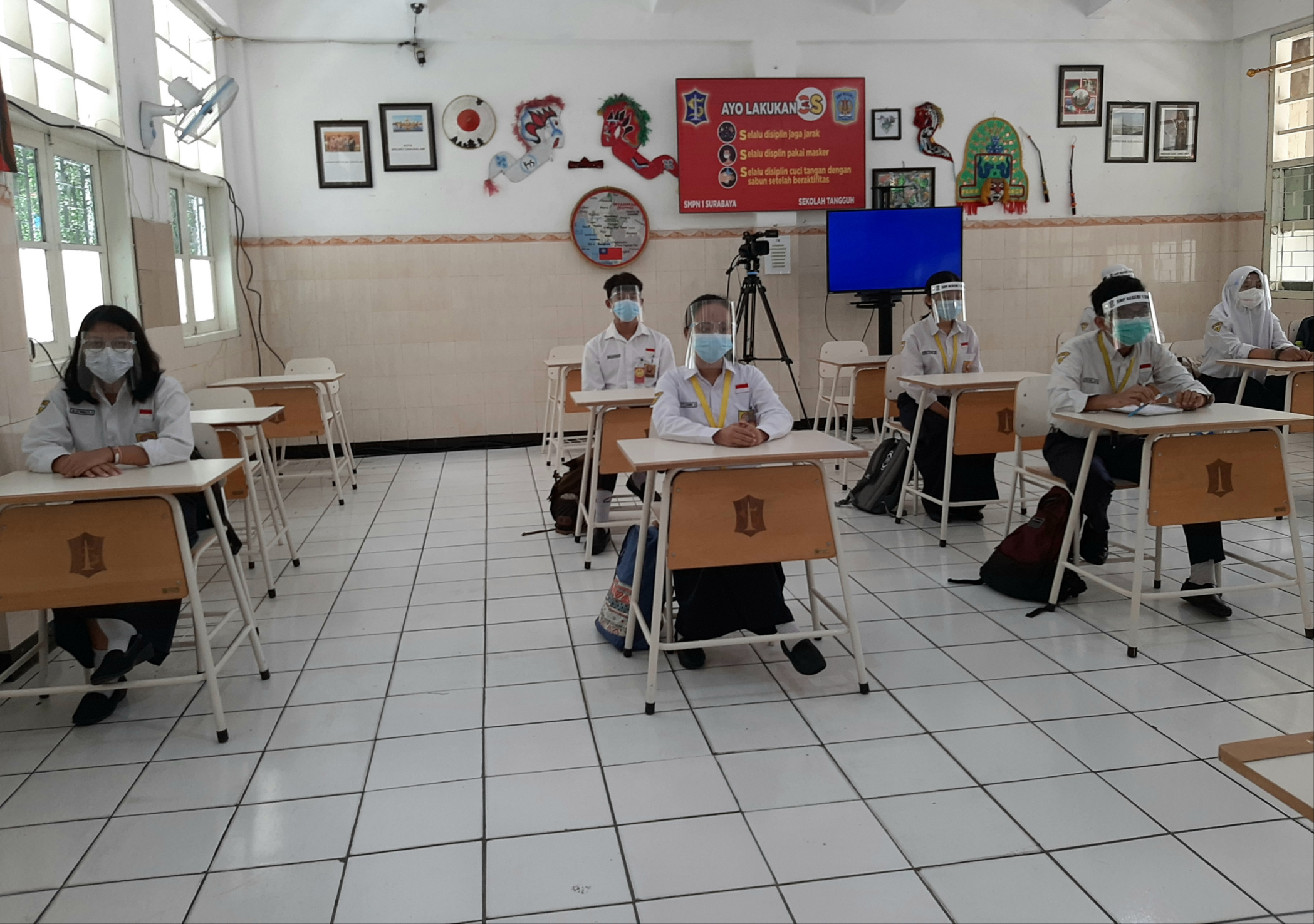 Suasana simulasi sekolah tatap muka siswa SMPN 1 Surabaya (foto:Pita Sari/Ngopibareng.id)