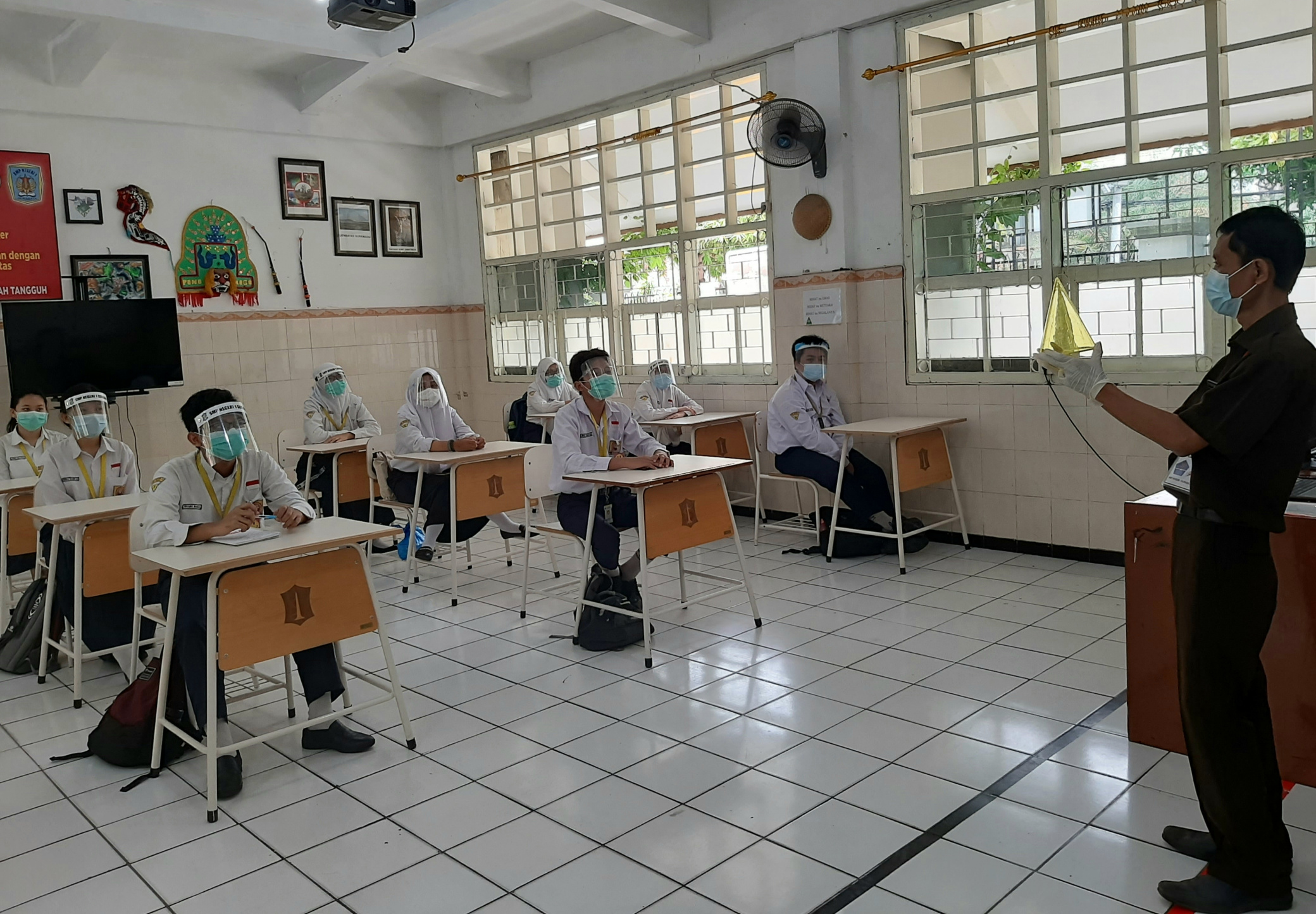 Simulasi sekolah tatap muka yang dilakukan SMPN 1 Surabaya dengan menerapkan protokol kesehatan, 3M. (Foto: Pita Sari/Ngopibareng.id)