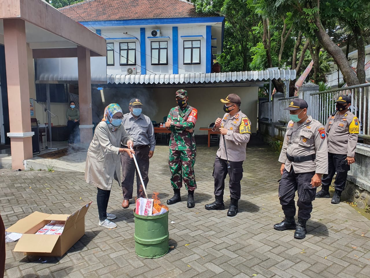 Ketua KPU Malang, Anis Suhartini saat memusnahkan surat suara dengan cara dibakar di depan Kantor KPU Malang (Foto: Istimewa)