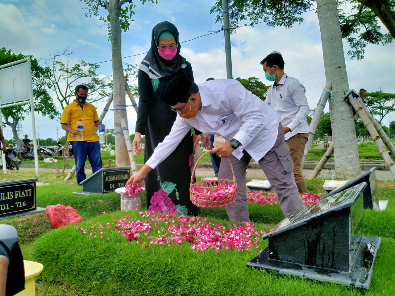 Cawali Surabaya Machfud Arifin bersama istri Lita Machfud Arifin ziarah kubur ke makam orang tua di TMP Keputih, Surabaya, Selasa 8 Desember 2020. (Foto: Fariz Yarbo/Ngopibareng.id)