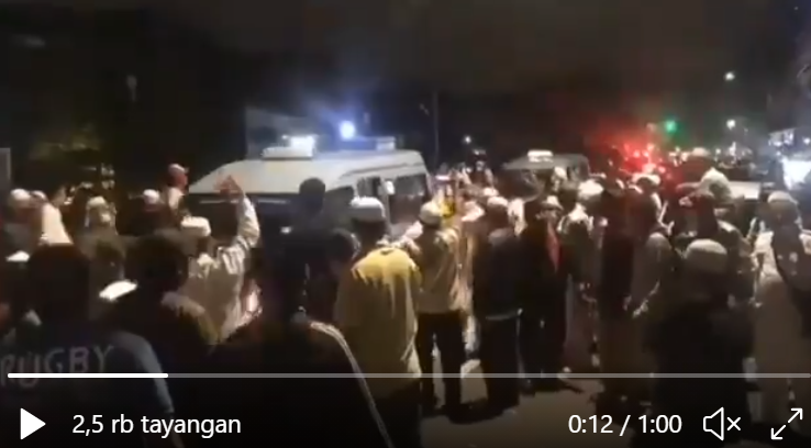 Ambulans pembawa jenazah Laskar Khusus FPI masuk di wilayah Petamburan Jakarta. (Twitter)
