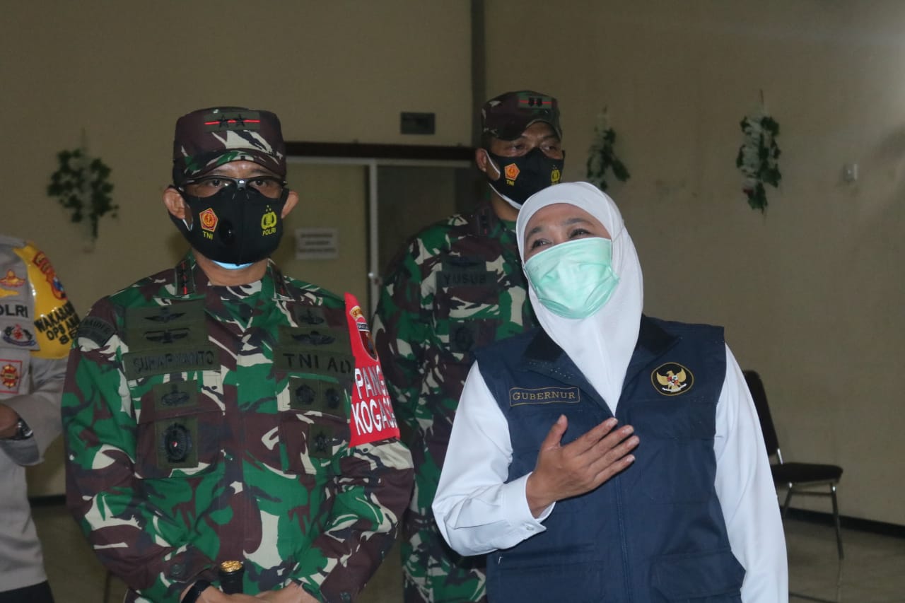 Gubernur Jawa Timur (Jatim), Khofifah Indar Parawansa saat meninjau TPS di Kecamatan Dau, Kabupaten Malang (Foto: Lalu Theo/ngopibareng.id)