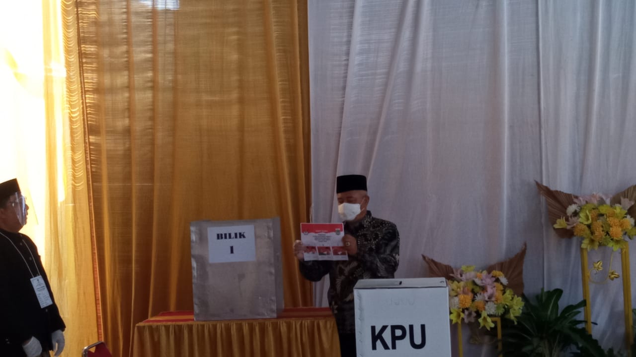 Cabup Petahana Malang, Muhammad Sanusi saat memperlihatkan kertas suara di TPS 12, Gondanglegi, Kabupaten Malang. (Foto: Istimewa)