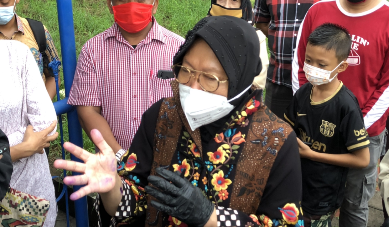 Walikota Surabaya, Tri Rismaharini usai melakukan pencoblosan, Rabu 9 Desember 2020. (Foto: Andhi Dwi/Ngopibareng.id)