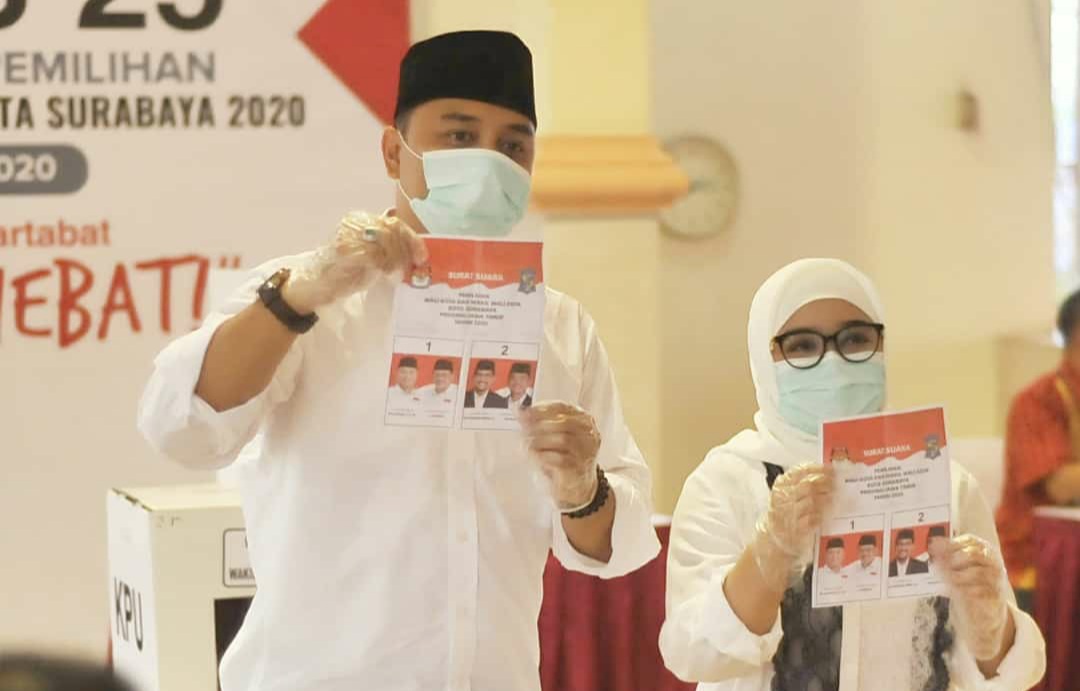 Calon Walikota Surabaya Eri Cahyadi ketika menggunakan hak pilihnya. (Foto: Pdi Perjuangan)