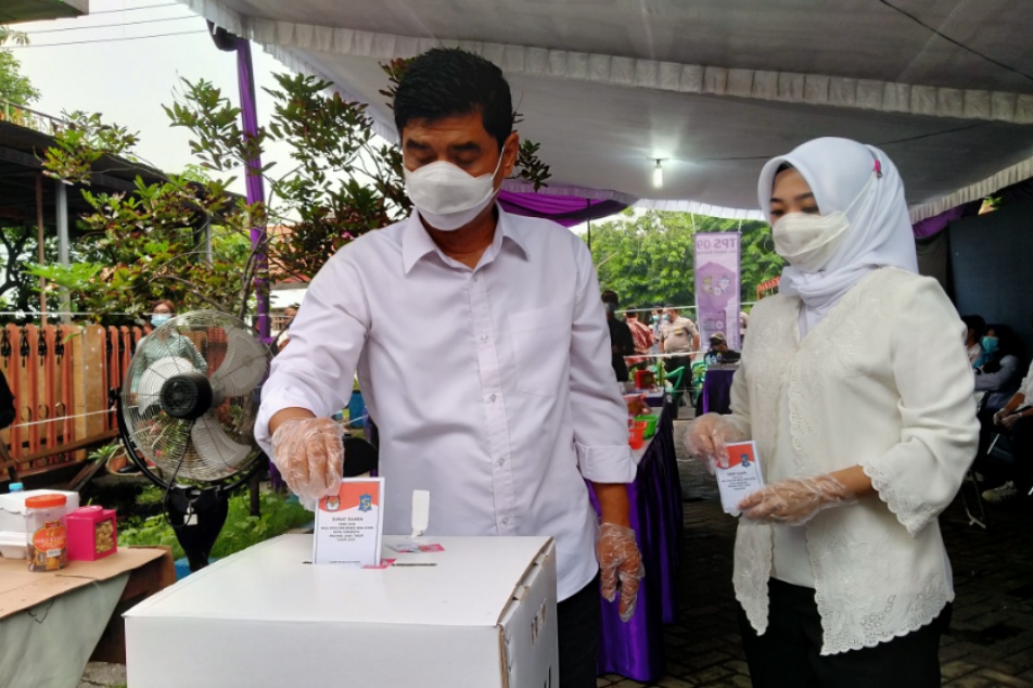 Cawawali Surabaya saat memasukkan surat suara ke box di TPS 09 Dukuh Kupang, Surabaya, Rabu 9  Desember 2020. (Foto: Fariz Yarbo/Ngopibareng.id)
