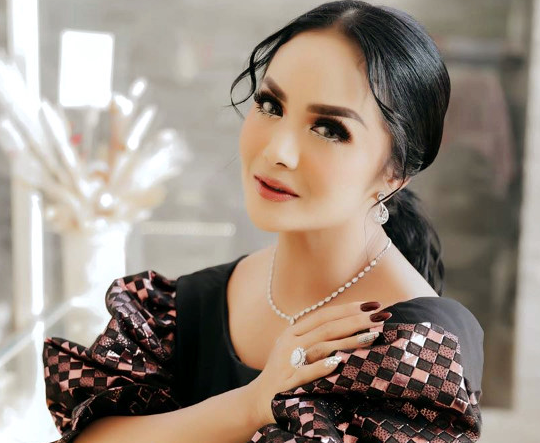 Diva pop Tanah Air, Krisdayanti kini menjabat sebagai anggota dewan di Komisi IX dari Fraksi PDIP. (Foto: Instagram @krisdayantilemos)